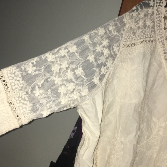 3X 22/24W Natural Mixed Media Scalloped-Edge Top - Picture 5 of 8